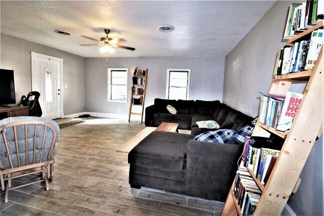 Foto del edificio - 815 Ravenwood Dr