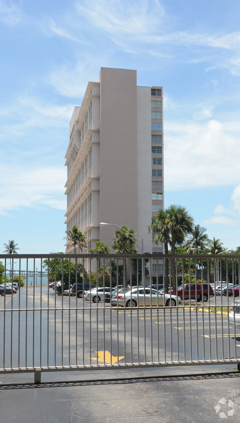 Building Photo - Stanley Axlrod Towers