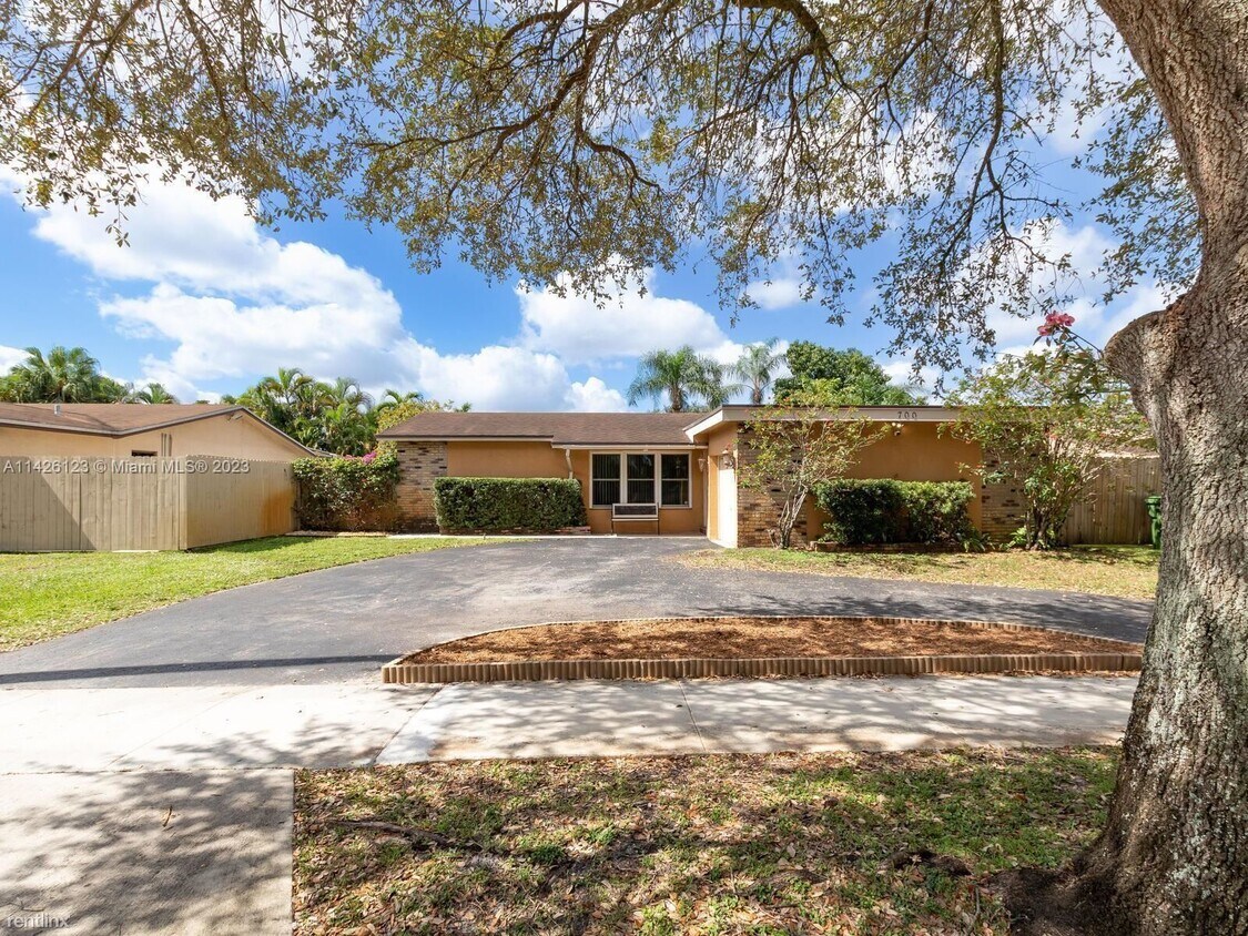 Primary Photo - 4 br, 2 bath House - 700 N Douglas Rd