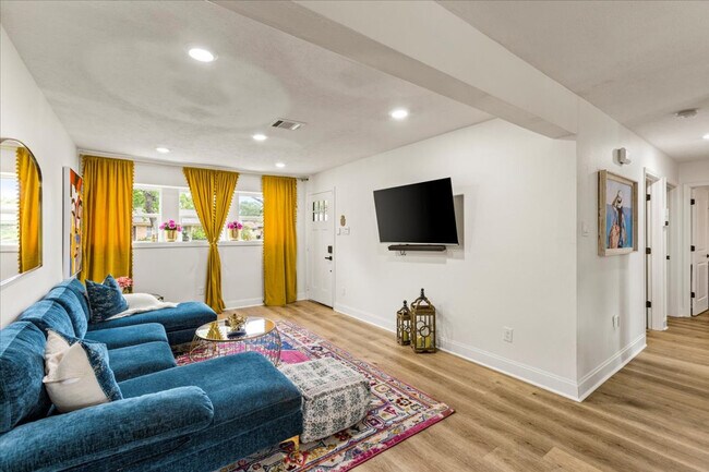 Building Photo - 5803 Farwell Dr