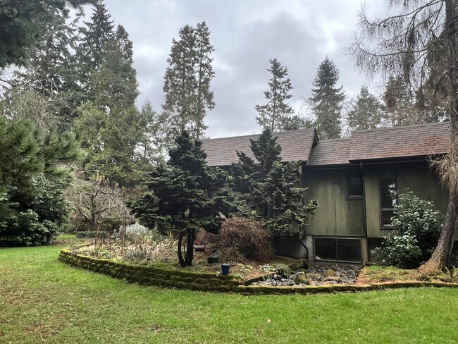 Building Photo - 1137 Maple Dr