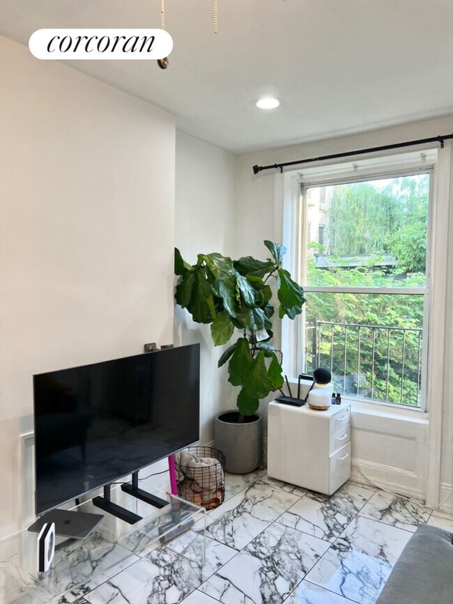 Foto del edificio - 716 Degraw St