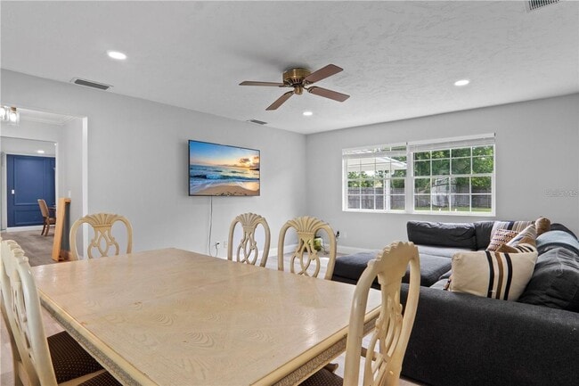 Building Photo - 904 Carvell Dr