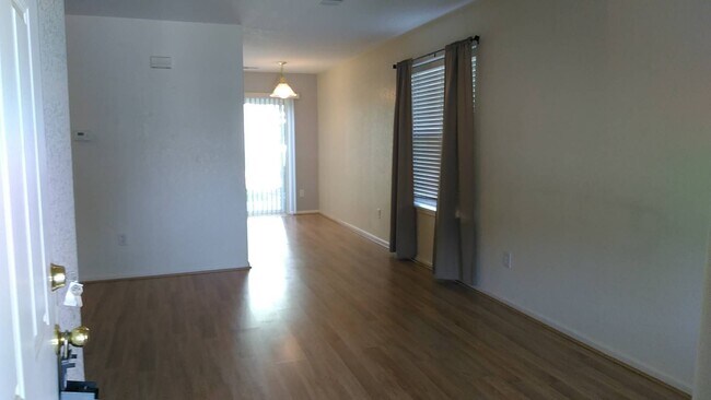 Foto del edificio - Nice 2 Story Townhome with Attached Garage...