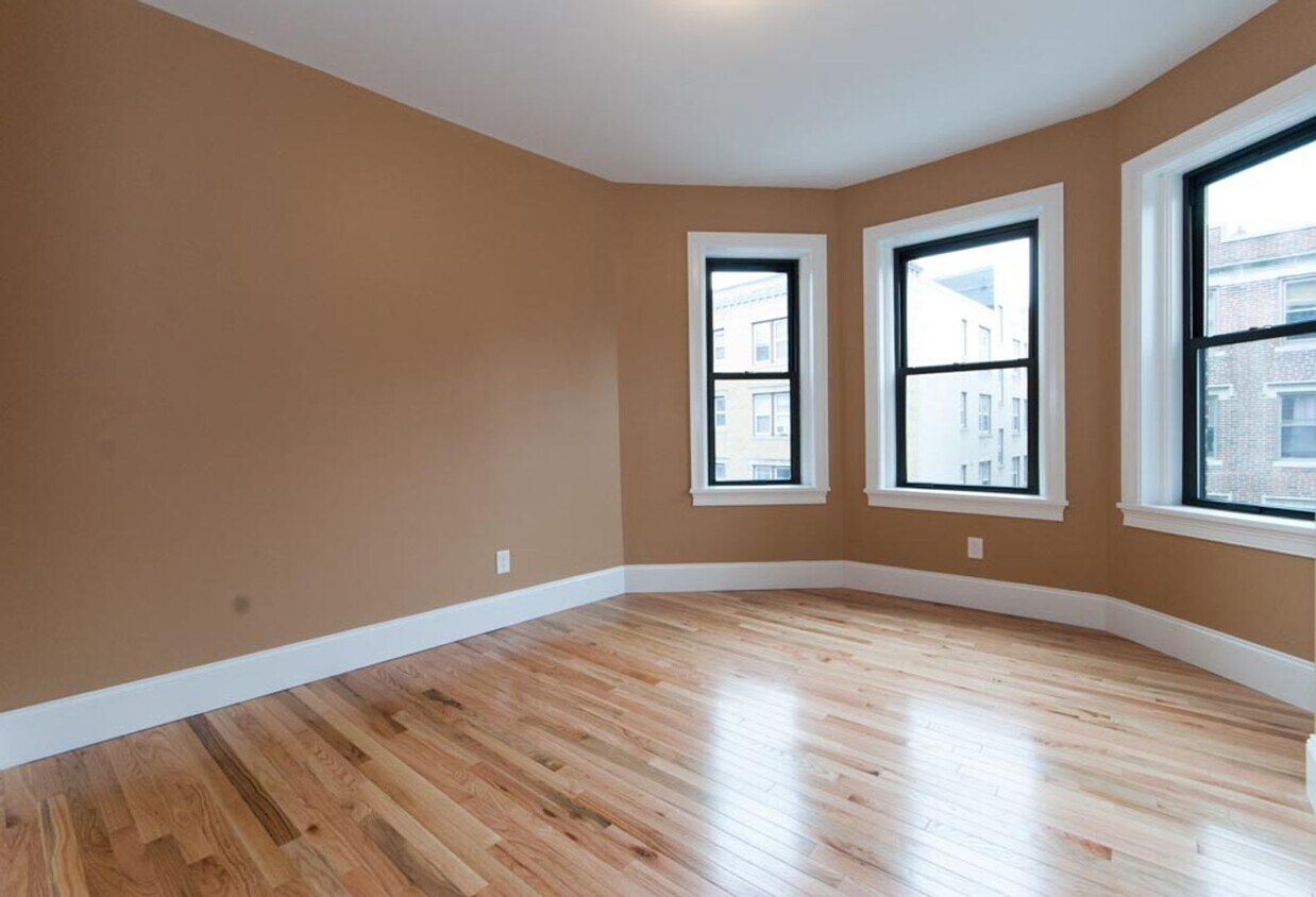 Foto principal - Renovated 5 Bed 2 Bath | Prime Location | ...