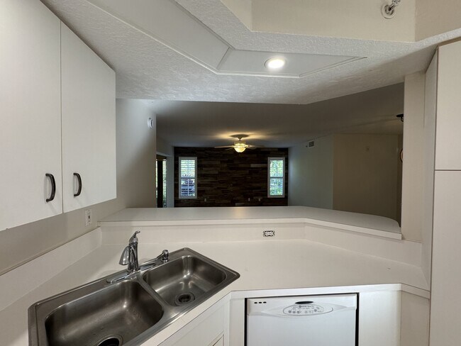 Building Photo - 815 Montrose Dr