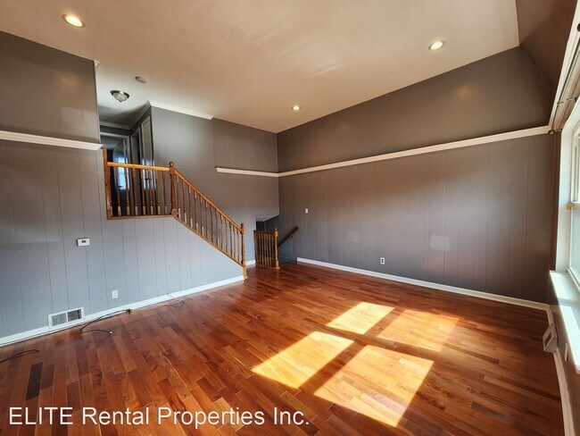 Building Photo - 3 br, 2 bath House - 1583 Summit St.