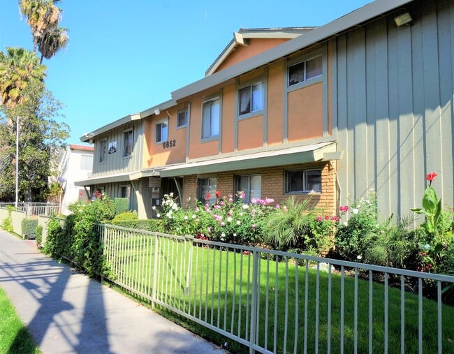 Building Photo - 6640-6652 Darby Ave