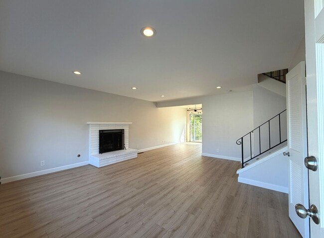Photo - REMODELED LARGE 1600sf 4BR/2BA 3PK ?Miramonte Gardens AVAIL NOW Apartment