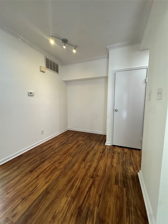 Building Photo - 921 Marine Dr