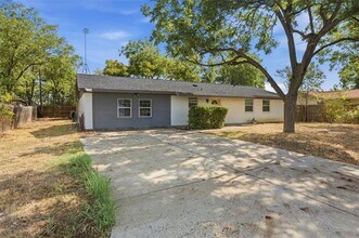 Building Photo - 208 N Hickory
