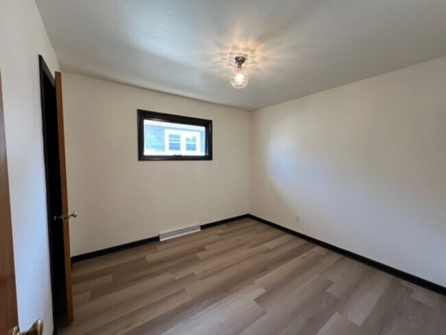 Foto del edificio - Spacious 2 Bed / 1 Bath Near Downtown Urbana with Garage