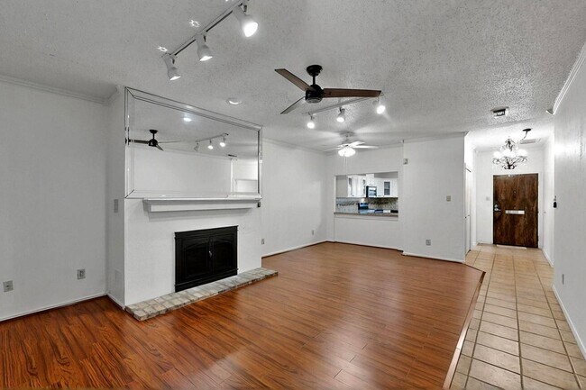 Foto del edificio - 5310 Keller Springs Rd