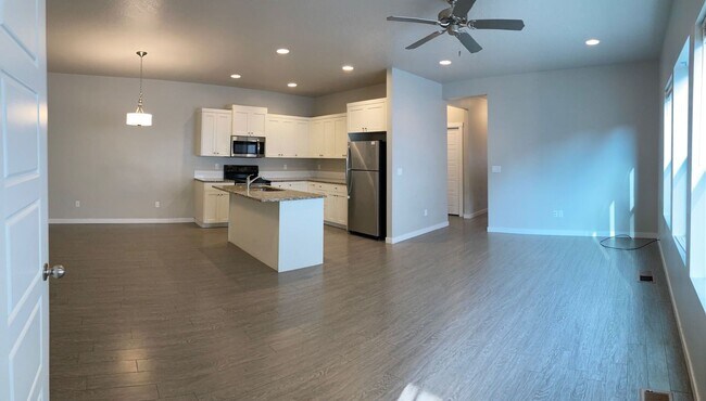 Foto del edificio - Newer Townhome