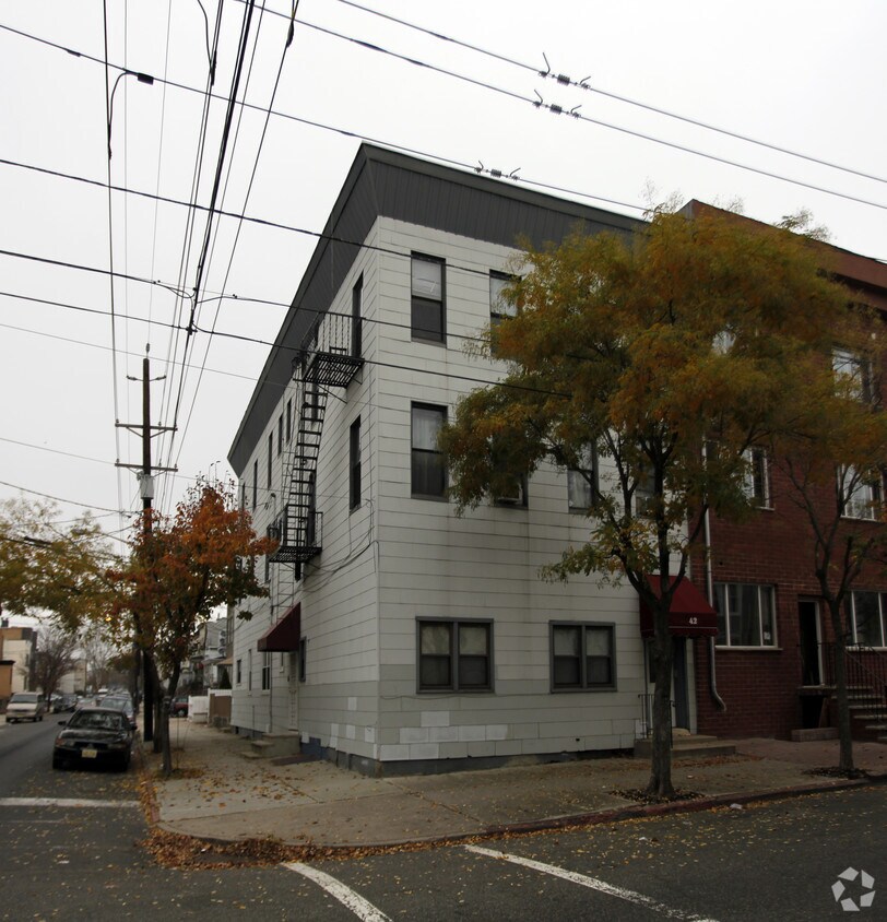 Building Photo - 42 Bowers St