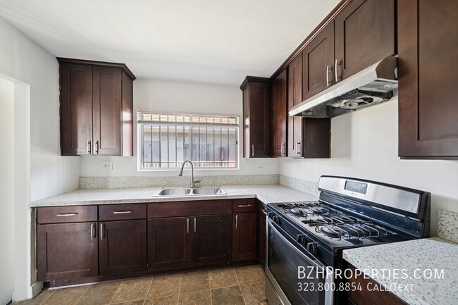 Foto del edificio - 5380 Romaine St