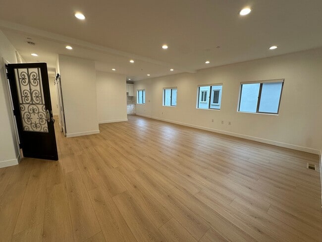 Photo - 1109 La Peer Dr Apartment