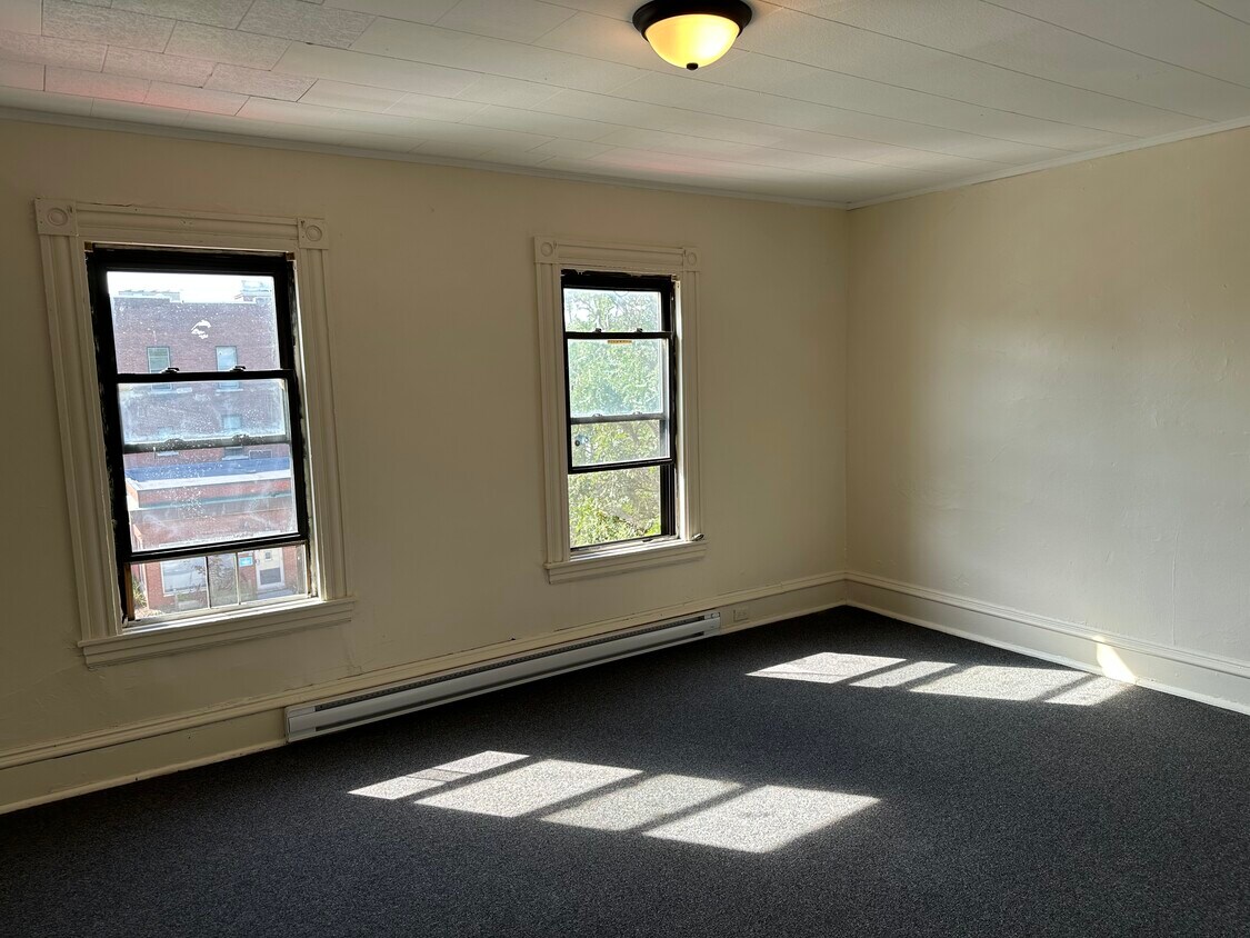Building Photo - 2 N Winooski Ave