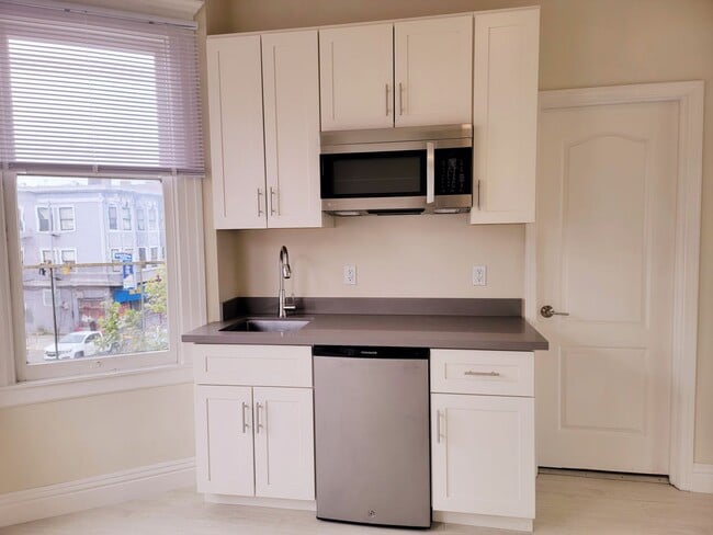 Photo - Broadwell, LLC (Broadway-Powell) Apartment