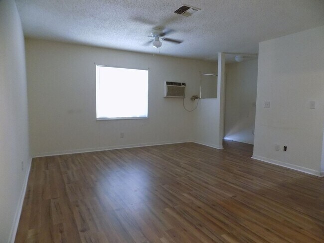 Building Photo - 2 Bedroom, 1 Bath Quadraplex Unit For Rent...