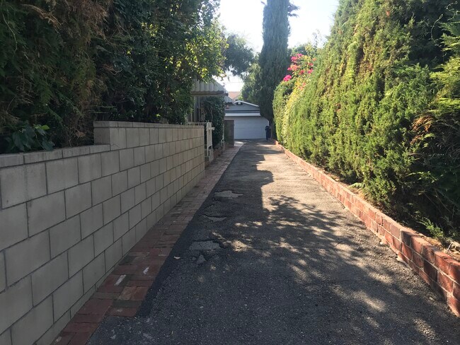 Driveway leading to the back unit - 5225 Wilkinson Ave