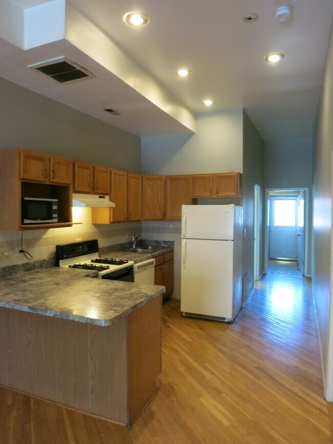 Kitchen - 2023 W Armitage AVE