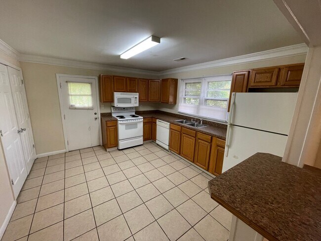 Building Photo - 3br House close to campus FOR RENT - FALL 2026 PRELEASE