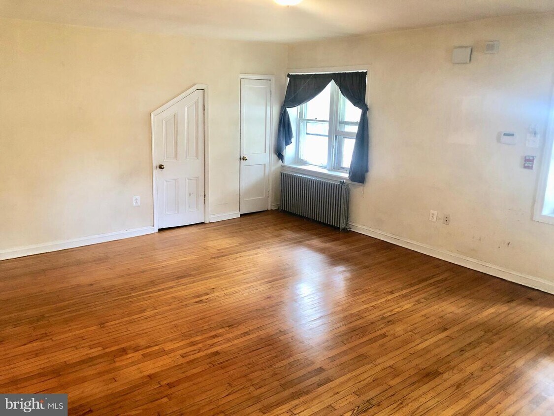 Primary Photo - 243 W Rittenhouse St