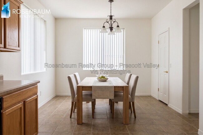 Foto del edificio - 8136 N Command Point Dr