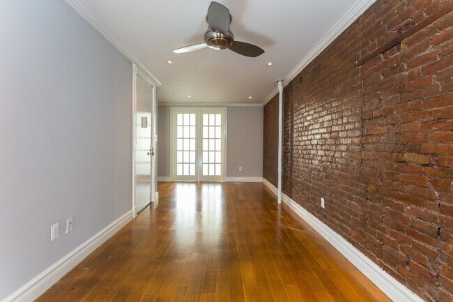 Building Photo - 118 E 7th St