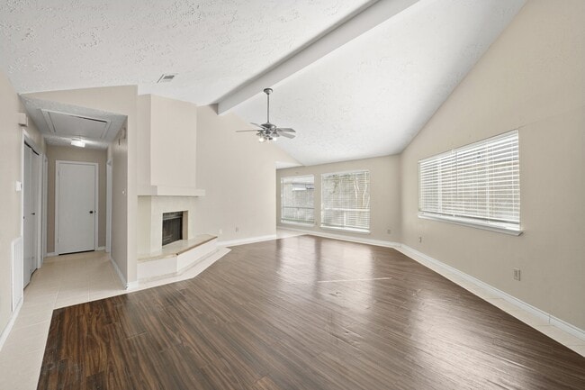 Foto del edificio - 16107 Grassy Creek Dr