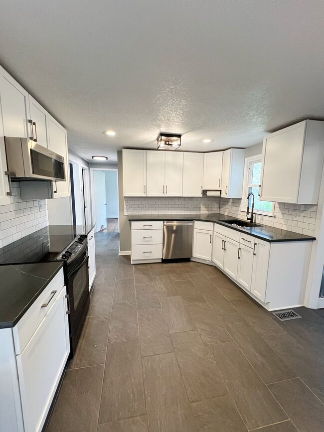 Building Photo - Stylishly Renovated Shawnee Home – Move-In...