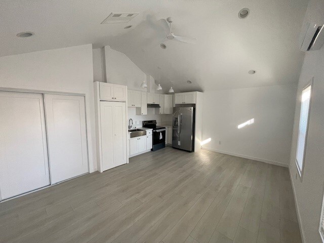 Building Photo - 225 W 56th St