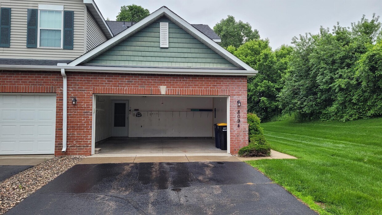 Foto principal - 8094 Stratford Cir N