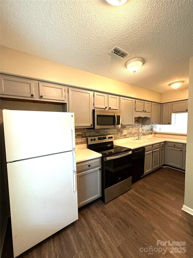 Foto del edificio - 705 Heritage Pkwy