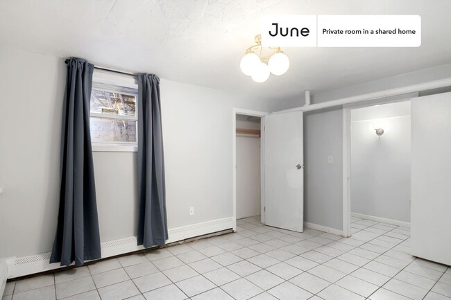 Building Photo - Private bedroom in 6 bed/2 bath Home