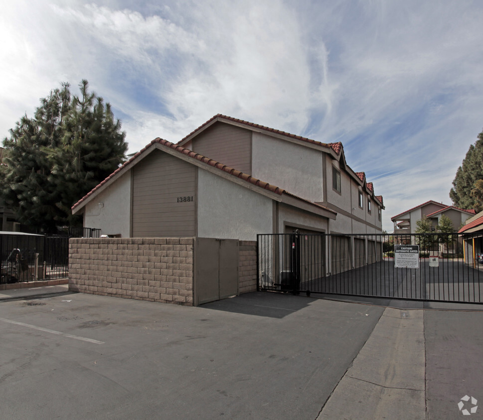 Building Photo - West Lane Apartments