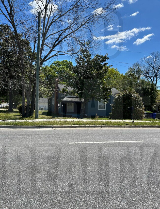 Building Photo - 2701 S Memorial Dr