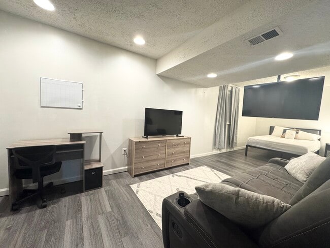 Building Photo - 6037 Meyers Landing Ct