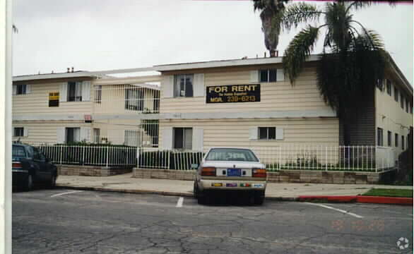 Foto del edificio - 3826-3840 1/2 Wilson Ave