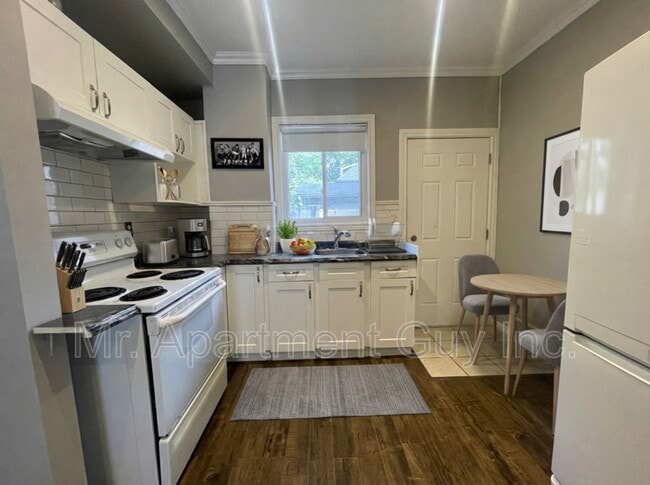 Building Photo - 529 Cannon St E