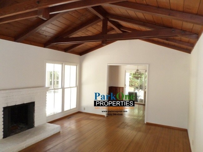 Foto del edificio - Walk To Orinda Middle School