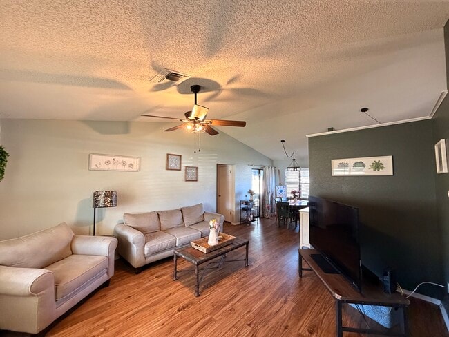 Foto del edificio - 7308 Fairwood Ave