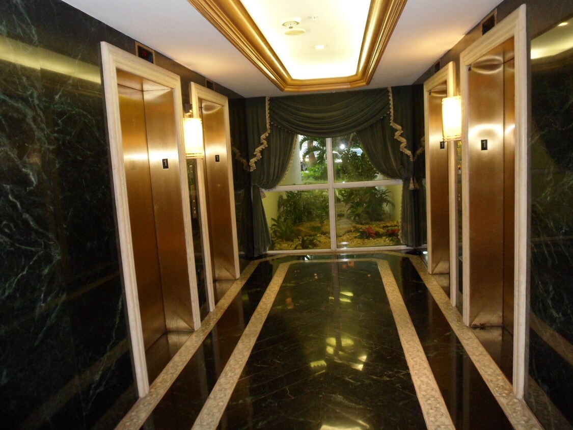 Primary Photo - 16711 Collins Ave