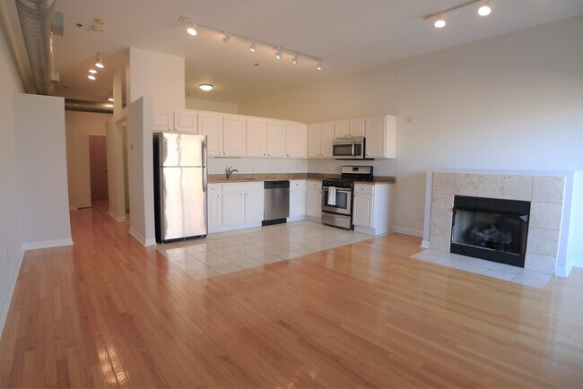 Building Photo - 1000 E 53rd St