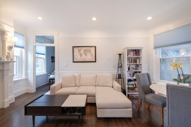 Foto del edificio - 293-295-295 Commonwealth Ave