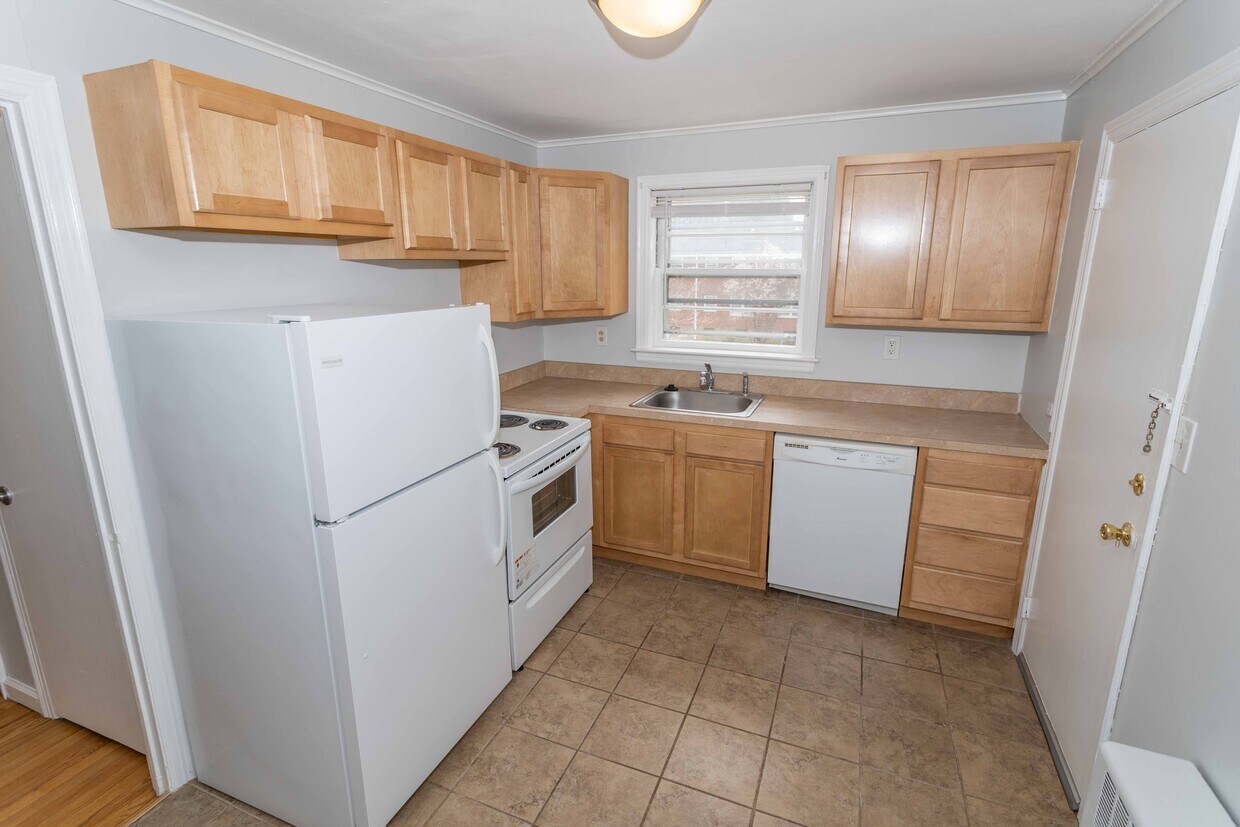 Primary Photo - 205 Quaker Ln S
