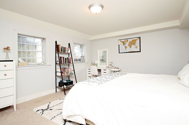 Foto del edificio - Spacious Fry's Spring Basement Apartment