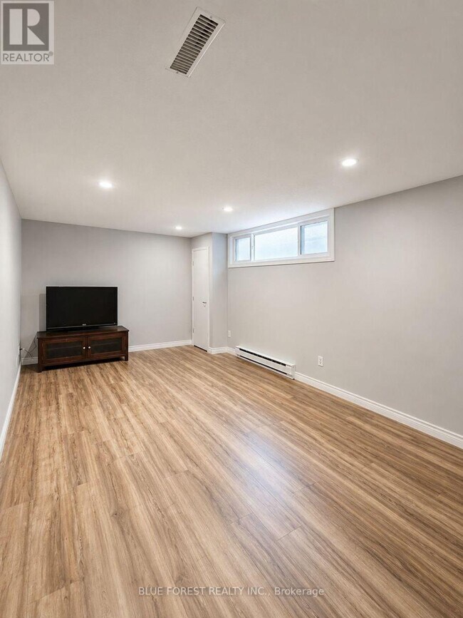 Photo du bâtiment - 757 Wharncliffe Rd S