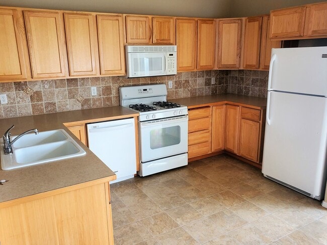 Building Photo - Bright and Welcoming 3 BR/2 BA Five Mile R...